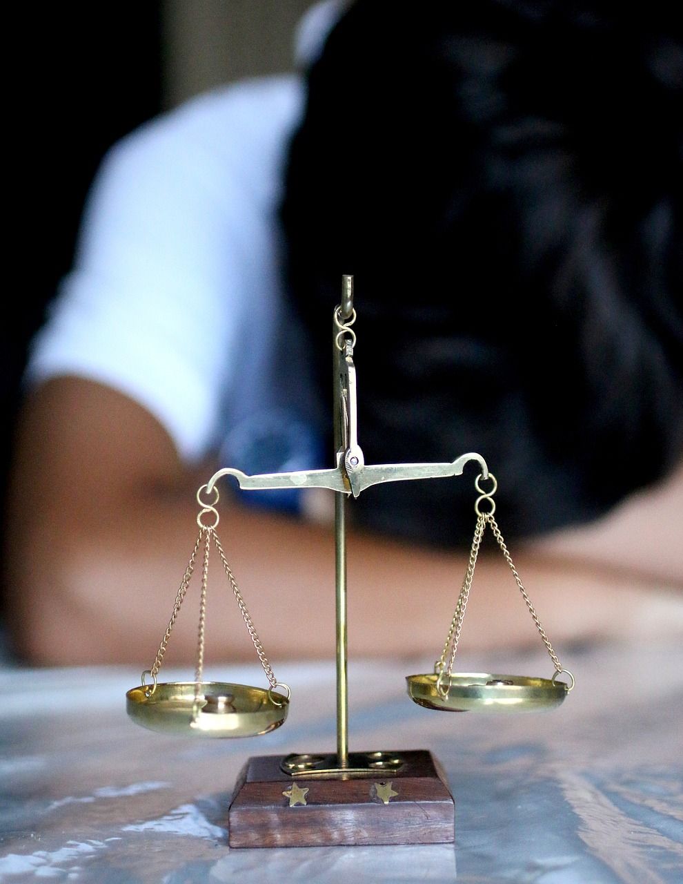 Hvad Tjener en Advokat: En Dybdegående Indsigt i Advokatfaget